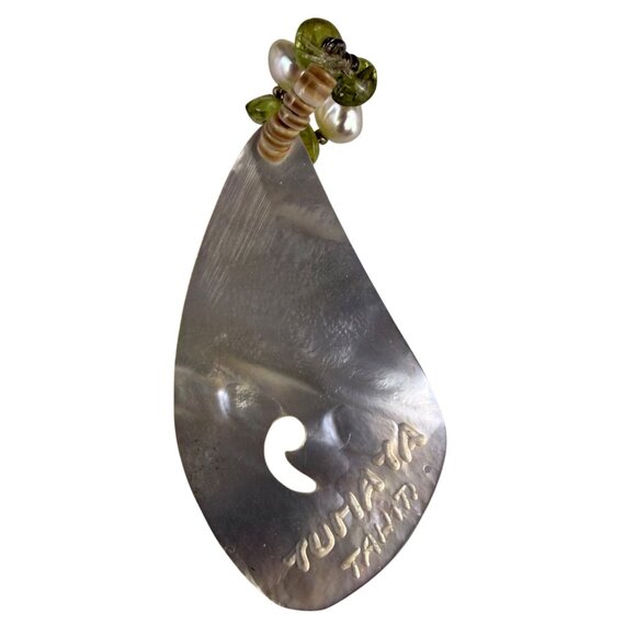 Tumata Tahiti Women’s Mother Of Pearl Pendant Fleur Green Bead Accent - Picture 2 of 4